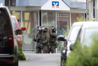 Luarea de ostatici la Banca Volksbank, la Sinzig, în vestul Germaniei s-a încheiat fără răniţi. Două persoane închise în sala seifurilor, eliberate, Autorii au fugit de la faţa locului