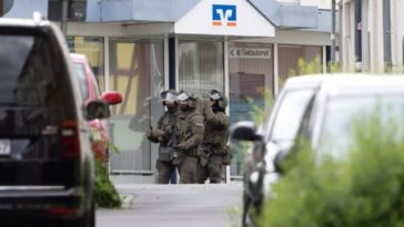 Luarea de ostatici la Banca Volksbank, la Sinzig, în vestul Germaniei s-a încheiat fără răniţi. Două persoane închise în sala seifurilor, eliberate, Autorii au fugit de la faţa locului