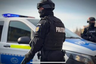 Percheziţii în Arad şi două comune, la cinci presupuşi braconieri/ Doi dintre aceştia au fost reţinuţi/ Anchetatorii au găsit zece arme letale de vânătoare, muniţie, cuţite de vânătoare, trofee şi zeci de kilograme de carne de vânat