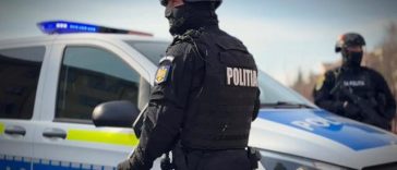 Percheziţii în Arad şi două comune, la cinci presupuşi braconieri/ Doi dintre aceştia au fost reţinuţi/ Anchetatorii au găsit zece arme letale de vânătoare, muniţie, cuţite de vânătoare, trofee şi zeci de kilograme de carne de vânat
