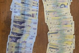 Un bărbat care avea droguri asupra sa, în Mamaia, a încercat să mituaiscă un echipaj de jandarmi cu aproape 8000 de lei – FOTO