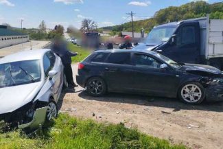 Argeş – Două persoane au fost rănite în urma unui accident în care au fost implicate două autoturisme şi o autoutilitară / Sunt înregistrate scurgeri de combustibil – FOTO