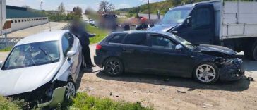 Argeş – Două persoane au fost rănite în urma unui accident în care au fost implicate două autoturisme şi o autoutilitară / Sunt înregistrate scurgeri de combustibil – FOTO
