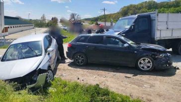 Argeş – Două persoane au fost rănite în urma unui accident în care au fost implicate două autoturisme şi o autoutilitară / Sunt înregistrate scurgeri de combustibil – FOTO