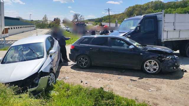 Argeş – Două persoane au fost rănite în urma unui accident în care au fost implicate două autoturisme şi o autoutilitară / Sunt înregistrate scurgeri de combustibil – FOTO