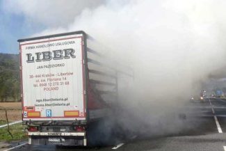 Caraş Severin – Un autotren a luat foc pe DN 6, între Armeniş şi Teregova – FOTO