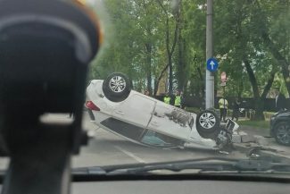 Accident cu trei maşini în Sectorul 6 / Unul dintre vehicule s-a răsturnat pe plafon, o femeie fiind rănită / Una dintre maşini, implicată anterior în alt eveniment rutier – FOTO