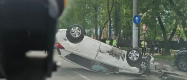 Accident cu trei maşini în Sectorul 6 / Unul dintre vehicule s-a răsturnat pe plafon, o femeie fiind rănită / Una dintre maşini, implicată anterior în alt eveniment rutier – FOTO