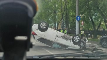 Accident cu trei maşini în Sectorul 6 / Unul dintre vehicule s-a răsturnat pe plafon, o femeie fiind rănită / Una dintre maşini, implicată anterior în alt eveniment rutier – FOTO