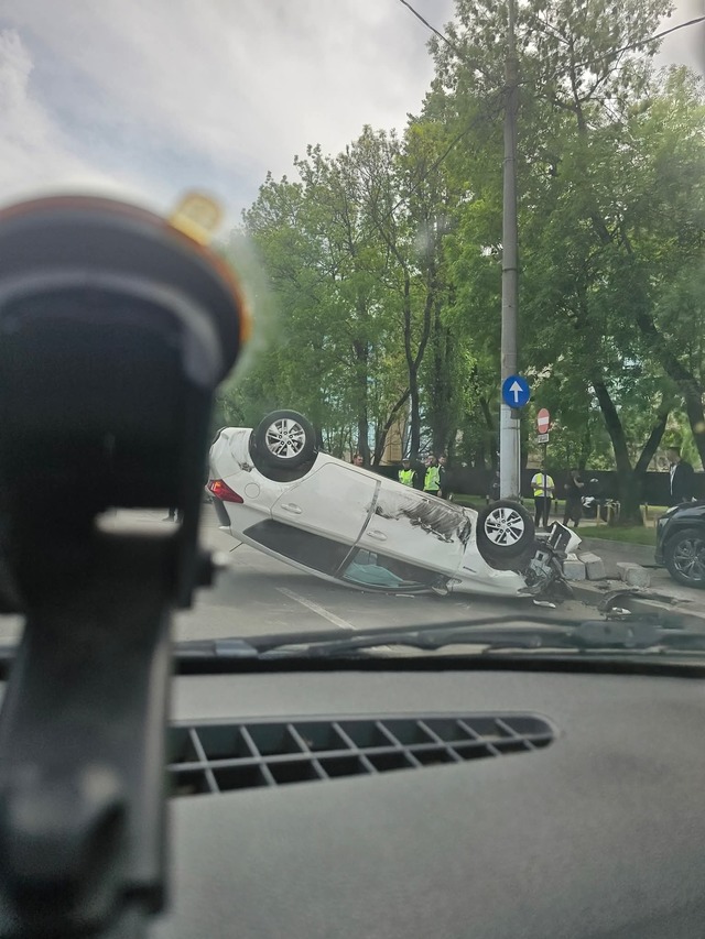 Accident cu trei maşini în Sectorul 6 / Unul dintre vehicule s-a răsturnat pe plafon, o femeie fiind rănită / Una dintre maşini, implicată anterior în alt eveniment rutier – FOTO