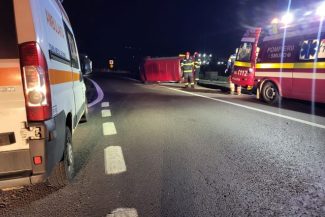 Accident pe DN 7, în judeţul Vâlcea – Un bărbat şi trei copii, transportaţi la spital, după ce o autoutilitară s-a răsturnat – FOTO