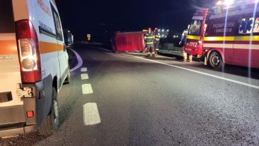 Accident pe DN 7, în judeţul Vâlcea – Un bărbat şi trei copii, transportaţi la spital, după ce o autoutilitară s-a răsturnat – FOTO