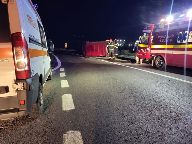 Accident pe DN 7, în judeţul Vâlcea – Un bărbat şi trei copii, transportaţi la spital, după ce o autoutilitară s-a răsturnat – FOTO