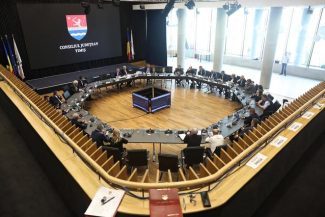 Bugetul judeţului Timiş, adoptat în unanimitate / Alfred Simonis: Avem şi o coaliţie la nivelul judeţului Timiş, formată din PSD şi PNL, care a funcţionat, funcţionează şi mi-aş dori să nu aducem mocirla de la Bucureşti la judeţul Timiş