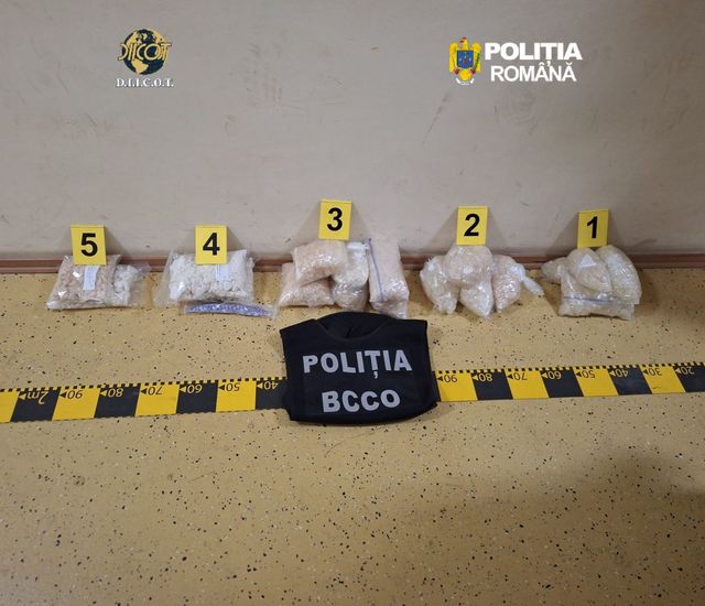 Brăila: Două femei şi un minor de 17 ani, acuzaţi că au adus din Germania aproape zece kilograme de stupefiante/ Cei trei au fost reţinuţi pentru trafic de droguri de mare risc – FOTO