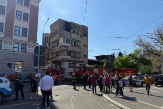 Bucureşti – Incendiu la un apartament situat la ultimul etaj al unui bloc din apropierea Gării de Nord – o persoană a fost găsită inconştientă, cu arsuri; alte trei persoane, conştiente, primesc îngrijiri medicale – FOTO