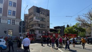 Bucureşti – Incendiu la un apartament situat la ultimul etaj al unui bloc din apropierea Gării de Nord – o persoană a fost găsită inconştientă, cu arsuri; alte trei persoane, conştiente, primesc îngrijiri medicale – FOTO