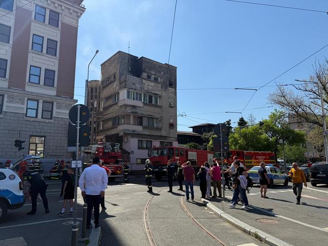 Bucureşti – Incendiu la un apartament situat la ultimul etaj al unui bloc din apropierea Gării de Nord – o persoană a fost găsită inconştientă, cu arsuri; alte trei persoane, conştiente, primesc îngrijiri medicale – FOTO