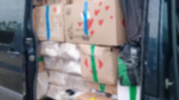 Doi poliţişti de frontieră şi trei vameşi, între reţinuţii în dosarul care vizează grupări ce aduceau produse de contrabandă din Ucraina, inclusiv pesticide / Cum operaţu reţelele