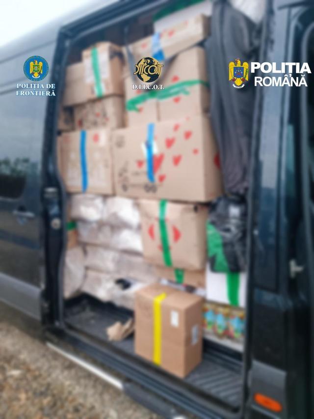 Doi poliţişti de frontieră şi trei vameşi, între reţinuţii în dosarul care vizează grupări ce aduceau produse de contrabandă din Ucraina, inclusiv pesticide / Cum operaţu reţelele