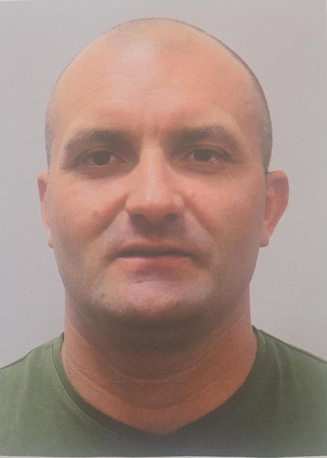 Bihor: Amplă operaţiune de căutare a bărbatului suspectat că a ucis-o pe fata de 18 ani / Anchetatorii au publicat fotografia suspectului / Are 39 de ani şi este căutat cu sprijinul câinilor de urmă, al dronelor şi al unui elicopter