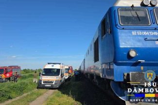Maşină lovită de un tren cu o sută de călători, în judeţul Dâmboviţa / O persoană a murit, iar trei călători au suferit atac de panică – FOTO
