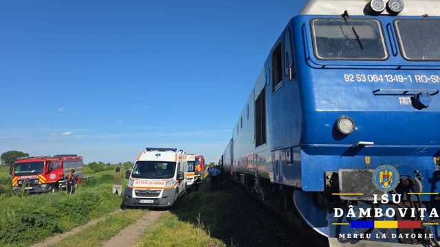 Maşină lovită de un tren cu o sută de călători, în judeţul Dâmboviţa / O persoană a murit, iar trei călători au suferit atac de panică – FOTO