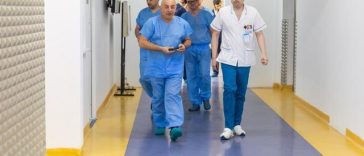 Primele proteze de genunchi la SJU Buzău. Cătălin Cârstoiu şi echipa de la Spitalul Universitar au operat două paciente în cadrul consorţiului medical cu Bucureştiul – FOTO