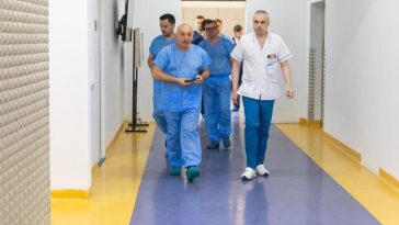 Primele proteze de genunchi la SJU Buzău. Cătălin Cârstoiu şi echipa de la Spitalul Universitar au operat două paciente în cadrul consorţiului medical cu Bucureştiul – FOTO
