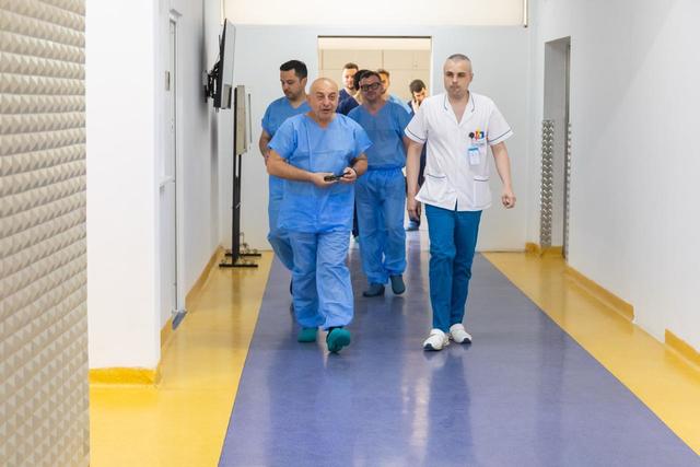 Primele proteze de genunchi la SJU Buzău. Cătălin Cârstoiu şi echipa de la Spitalul Universitar au operat două paciente în cadrul consorţiului medical cu Bucureştiul  – FOTO