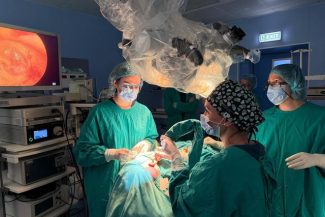 Echipele de chirurgi de la Institutul „Prof. Dr. Dorin Hociotă” redau pacienţilor auzul pierdut, prin implant