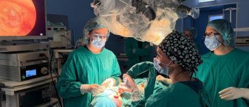 Echipele de chirurgi de la Institutul „Prof. Dr. Dorin Hociotă” redau pacienţilor auzul pierdut, prin implant