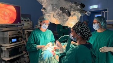 Echipele de chirurgi de la Institutul „Prof. Dr. Dorin Hociotă” redau pacienţilor auzul pierdut, prin implant
