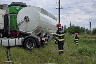 Un tren marfar a lovit o cisternă, în judeţul Giurgiu / Ambele sunt încărcate cu motorină / Sunt înregistrate scurgeri de motorină / Două persoane, evaluate de medici – FOTO