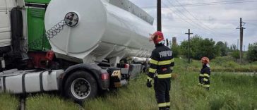 Un tren marfar a lovit o cisternă, în judeţul Giurgiu / Ambele sunt încărcate cu motorină / Sunt înregistrate scurgeri de motorină / Două persoane, evaluate de medici – FOTO