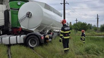 Un tren marfar a lovit o cisternă, în judeţul Giurgiu / Ambele sunt încărcate cu motorină / Sunt înregistrate scurgeri de motorină / Două persoane, evaluate de medici – FOTO
