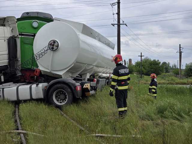 Un tren marfar a lovit o cisternă, în judeţul Giurgiu / Ambele sunt încărcate cu motorină / Sunt înregistrate scurgeri de motorină / Două persoane, evaluate de medici – FOTO