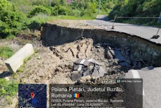 Alunecări de teren şi drumuri afectate în urma ploilor abundente din judeţul Buzău / Mai multe familii, în risc de izolare