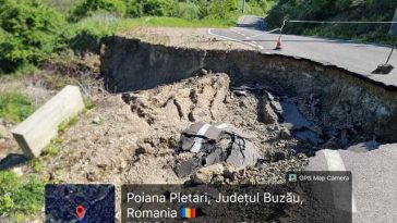 Alunecări de teren şi drumuri afectate în urma ploilor abundente din judeţul Buzău / Mai multe familii, în risc de izolare