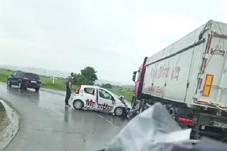 Prahova: Ambulanţă privată, implicată într-un accident rutier / Doi pacienţi oncologici şi şoferul, preluaţi de ambulanţe pentru a fi duşi la spital – FOTO