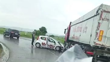 Prahova: Ambulanţă privată, implicată într-un accident rutier / Doi pacienţi oncologici şi şoferul, preluaţi de ambulanţe pentru a fi duşi la spital – FOTO