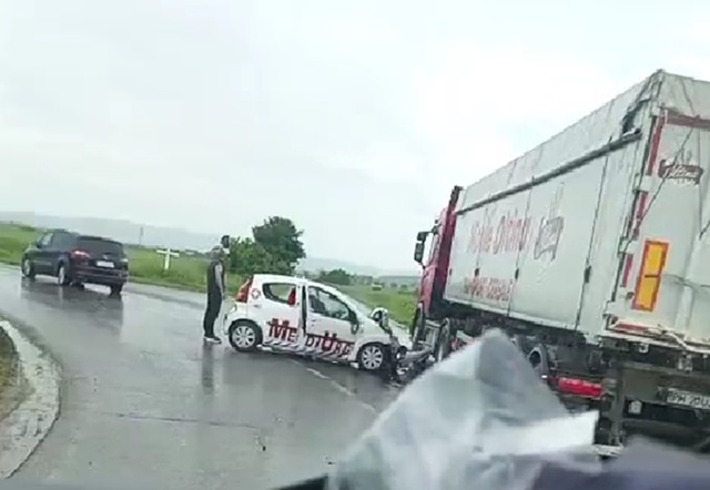 Prahova: Ambulanţă privată, implicată într-un accident rutier / Doi pacienţi oncologici şi şoferul, preluaţi de ambulanţe pentru a fi duşi la spital – FOTO