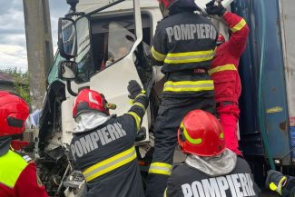 Prahova – Accident între un autobuz şi un camion, la Şirna. Şoferul autocamionului a fost rănit. A fost solicitat elicopterul SMURD – FOTO
