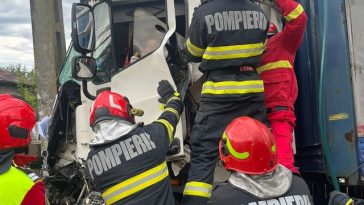 Prahova – Accident între un autobuz şi un camion, la Şirna. Şoferul autocamionului a fost rănit. A fost solicitat elicopterul SMURD – FOTO