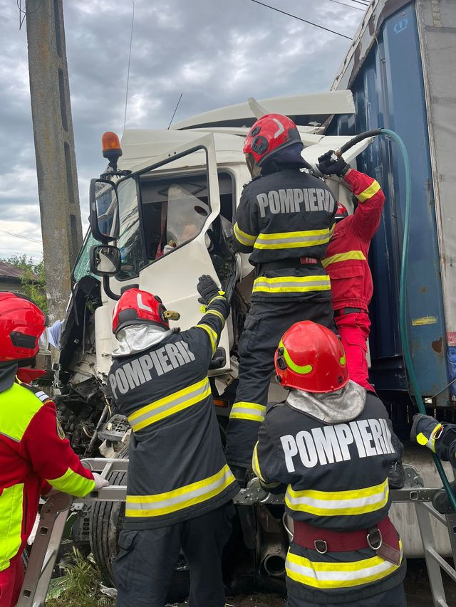 Prahova – Accident între un autobuz şi un camion, la Şirna. Şoferul autocamionului a fost rănit. A fost solicitat elicopterul SMURD – FOTO