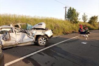 Hunedoara: Un bărbat de 74 de ani a murit după ce a intrat cu maşina într-un cap de pod / Într-un alt accident rutier, un bărbat a fost rănit după ce autoturismul său a lovit remorca unui camion – FOTO