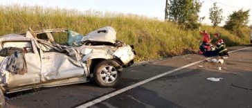 Hunedoara: Un bărbat de 74 de ani a murit după ce a intrat cu maşina într-un cap de pod / Într-un alt accident rutier, un bărbat a fost rănit după ce autoturismul său a lovit remorca unui camion – FOTO