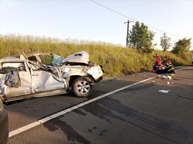 Hunedoara: Un bărbat de 74 de ani a murit după ce a intrat cu maşina într-un cap de pod / Într-un alt accident rutier, un bărbat a fost rănit după ce autoturismul său a lovit remorca unui camion – FOTO