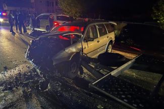 Neamţ – Doi bărbaţi au fost răniţi într-un accident rutier la Târgu Neamţ / Maşina în care se aflau, lovită de un autocamion cu remorcă şi proiectată în trei maşini parcate – FOTO