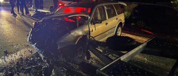 Neamţ – Doi bărbaţi au fost răniţi într-un accident rutier la Târgu Neamţ / Maşina în care se aflau, lovită de un autocamion cu remorcă şi proiectată în trei maşini parcate – FOTO
